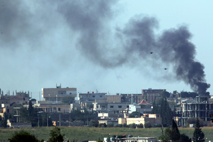 Rauchwolken stiegen nach der Bombardierung durch türkische Streitkräfte über dem syrischen Teil des Stadtgebietes Tall Abyad auf.