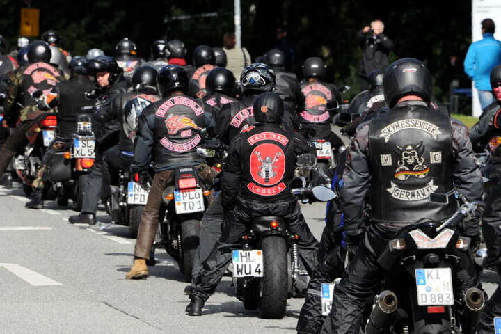 Mehrere hundert Biker fahren 2012 zum Innenministerium in Kiel. Mit einem Korso hatten sie gegen das Trageverbot ihrer Rockerwesten bei verschiedenen Veranstaltungen im Lande protestiert.
