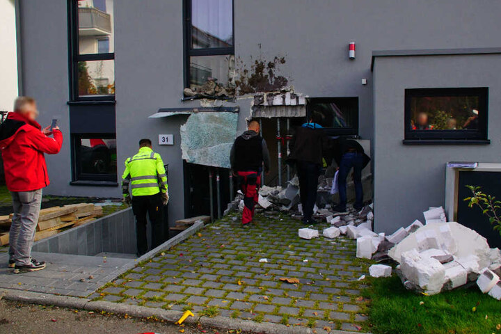 Der Lkw ist weg, der Schaden bleibt. Deutlich zu sehen: Neben der Haustüre klafft ein Loch, die Feuerwehr hat Stützen angebracht.