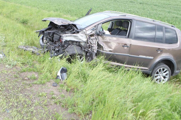 Ein VW Touran und ein Opel Corsa sind im Landkreis Ansbach frontal zusammengestoßen.