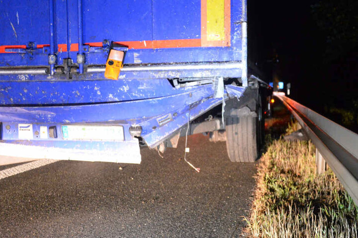Unter diesen Aufleger krache der BMW-Fahrer.