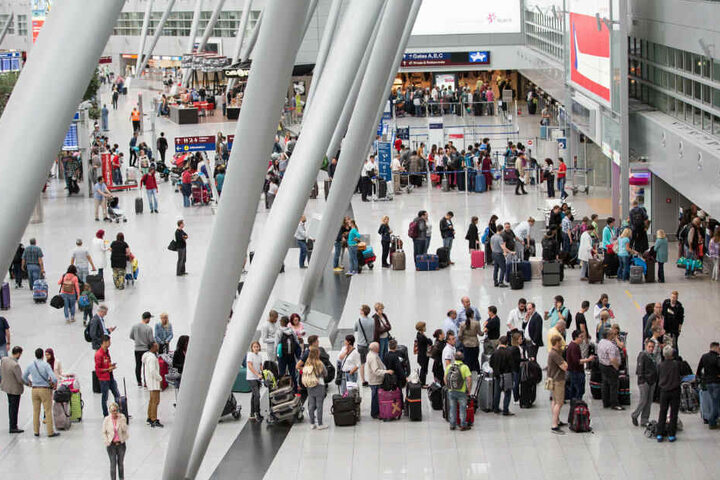 Lange Schlangen am Flughafen Düsseldorf könnten im Sommer zur Normalität werden.