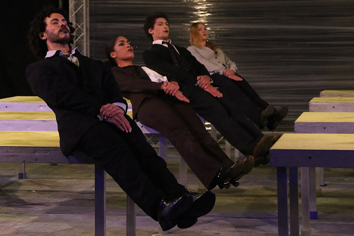 Uniformierte Menschen in Anzügen sind die Protagonisten der Tanz-Performance "Package".