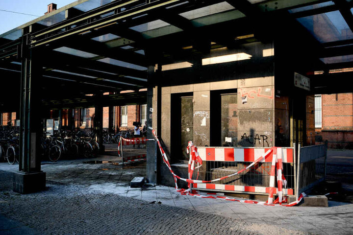 Im Sommer 2018 sind zwei Obdachlose Cajamarcaplatz am S-Bahnhof Schöneweide angezündet worden.