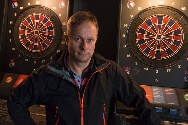 Kneipen-Chef Olaf Noack (49) ärgert sich über die beiden aufgebrochenen Automaten.