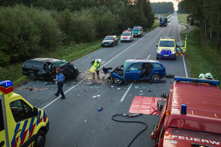 Beide Fahrer mussten schwer verletzt ins Krankenhaus gebracht werden.