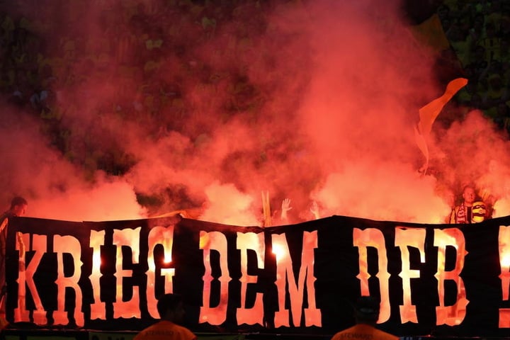 Auch von Seiten der BVB-Anhänger hat man erste Proteste gegen die Spielansetzung zum Wochenbeginn angekündigt.