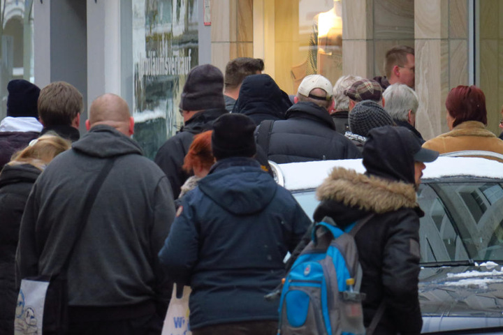Schon vor Öffnung bildete sich eine riesige Schlange.