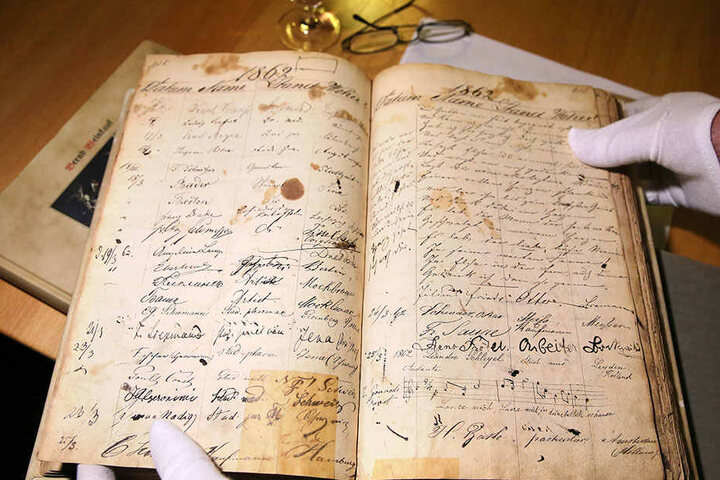 Vollgekritzelt und mit Weinflecken "verziert" - so sieht es im Gästetagebuch der Jahre 1859 bis 1866 aus.