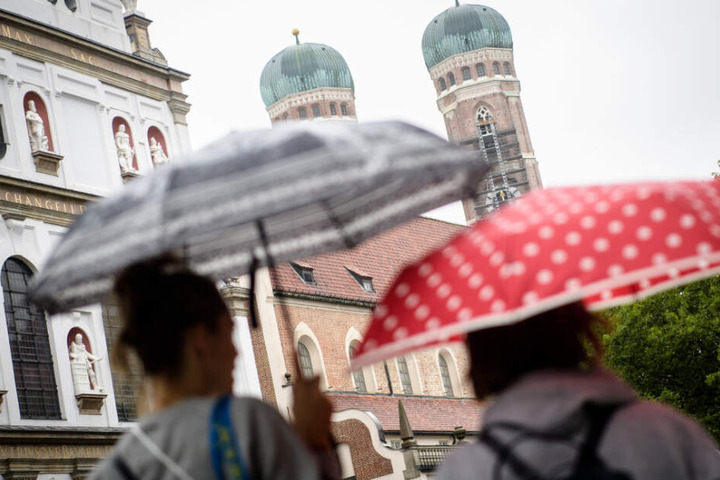 In München dürfte in den nächsten Tagen wieder vermehrt auf Regenschirme zurückgegriffen werden.
