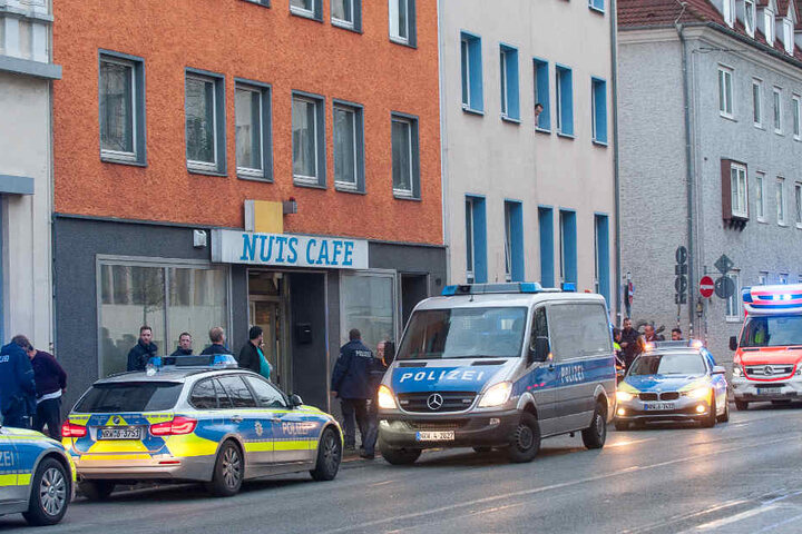Vor dem Internetcafé hat ein Mann seinen Kontrahenten mit einem Schraubenzieher attackiert.