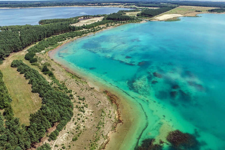 Das Wasser des Partwitzer Sees schimmert derzeit azurblau. Das liegt am Kalk, der den pH-Wert verbessern soll.