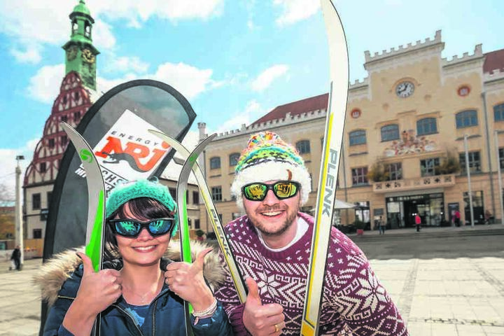 Voll motiviert starteten Franzi (26, l.) und Julian (31) Donnerstag auf dem
Hauptmarkt ihre Ski-Wanderung.