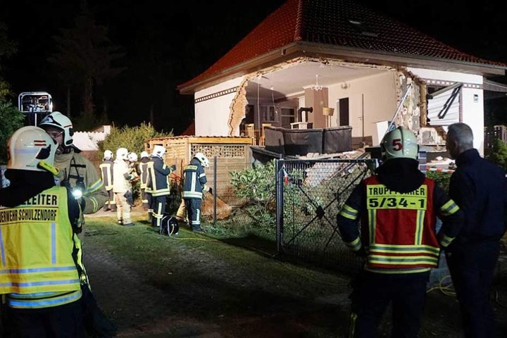 Die Feuerwehr sicherte die Reste des eingestürzten Hauses.
