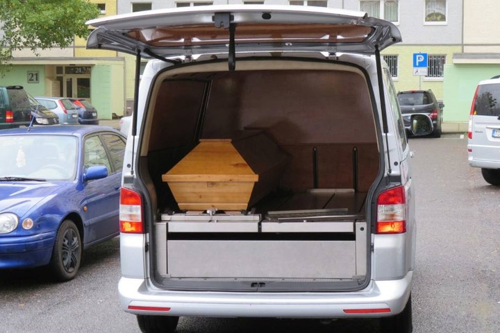 Die Leiche der erstochenen Mannes wird abstransportiert.
