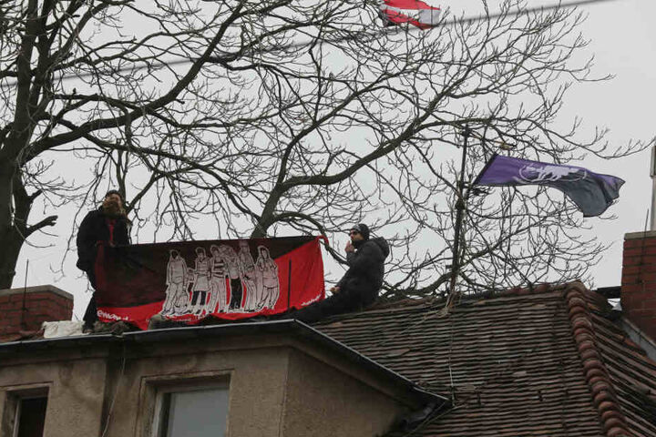 Die Aktivisten auf einem der Häuser auf dem Dach.