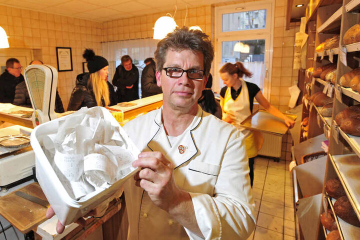 Alles im Eimer: Bäcker Mike Herrmann (55) zeigt die weggeworfenen Bons.
