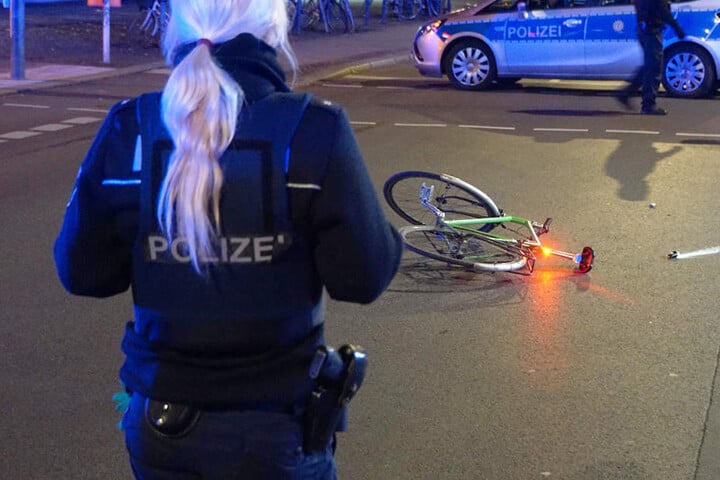 Eine Polizeibeamtin sichert den Unfallort.