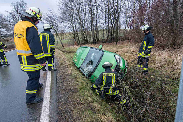 Die Kameraden der Feuerwehr mussten anrücken, um das Fahrzeug aus dem Straßengraben zu befreien.