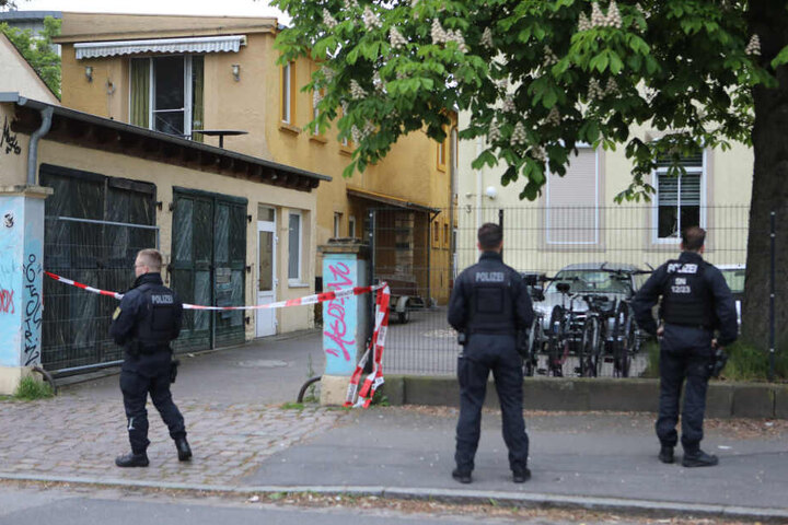 Beamte sichern das Haus.