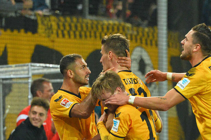 Lass dich feiern! DIe Dynamo-Spieler jubeln ausgelassen mit dem Dreifach-Torschützen Stefan Kutschke.