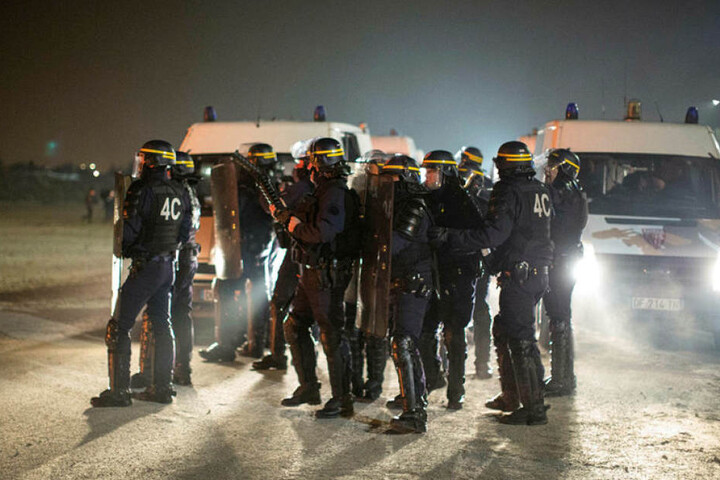 Die Räumung soll etwa eine Woche lang dauern, im Einsatz sind nach offiziellen Angaben rund 1250 Polizisten.
