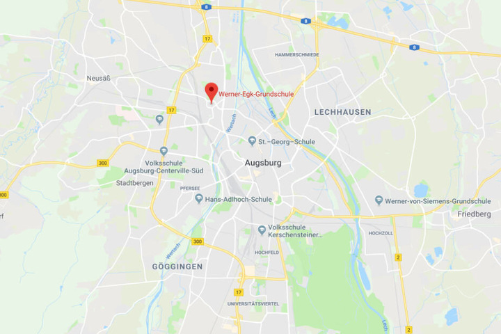 Die Werner-Egk-Grundschule in Augsburg ist aktuell der Mittelpunkt einer hitzigen Debatte.