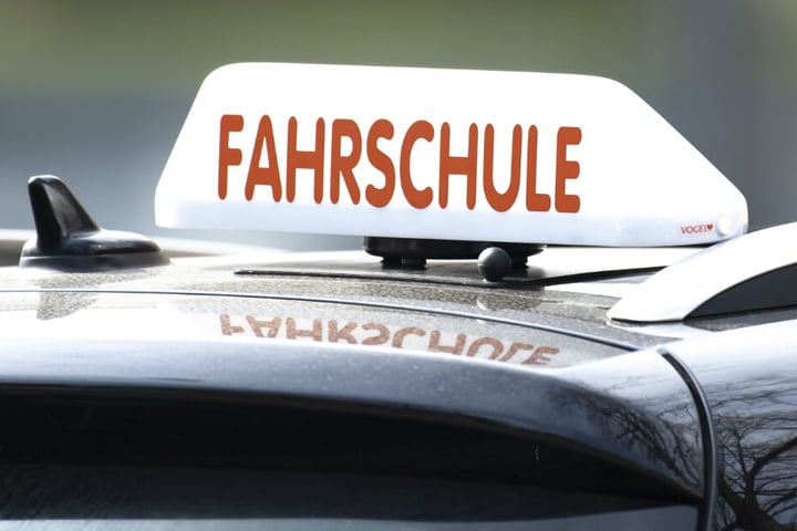Die Kosten für die nötigen Fahrerschulungen richten sich nach den Fahrstundenpreisen der Fahrschulen. Dekra-Prüfgebühren fallen nicht an.