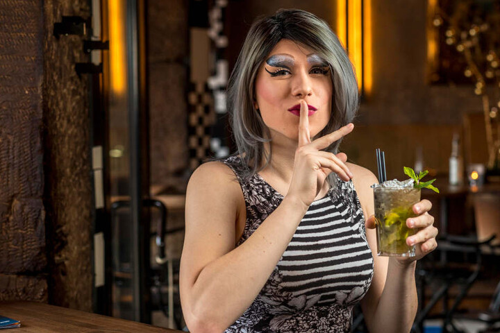 "Pst, ich werde erst vier", Lara Liqueur (21) stößt mit einem alkoholfreien
Freshmaker im "Café Europa" auf das Jubiläum an. "Ich trinke aber auch gern
Pfeffi."