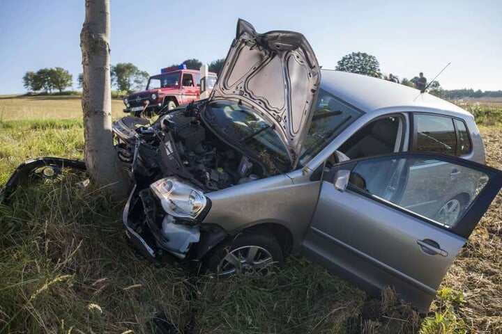 Die beiden Insassen des Polos kamen verletzt ins Krankenhaus.