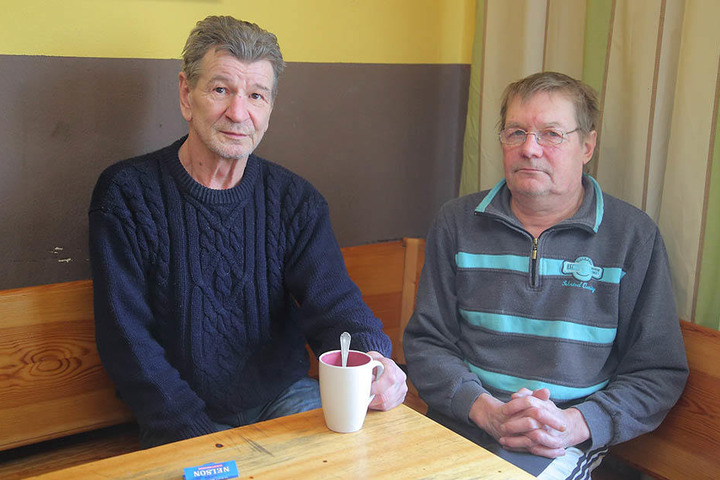 Jürgen (61, l.) und Michael (53) verlassen die Unterkunft derzeit nicht.