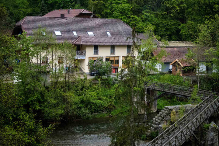 Drei tote Personen sind in einem Zimmer in der Pension an der Ilz gefunden worden.