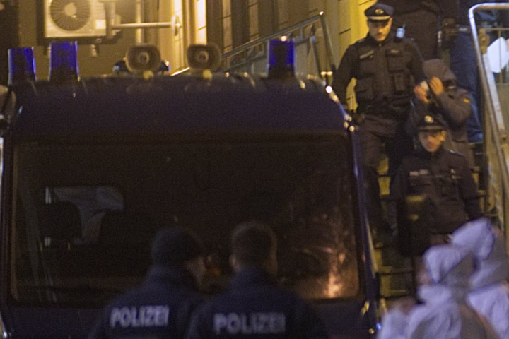 Ein mutmaßlicher Täter wird von der Polizei abgeführt.