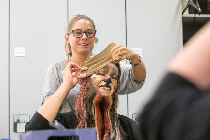 Dieser Kopfverband muss keine Wunde stillen, er hält nur die Haare des
Schauspielers in Zaum.