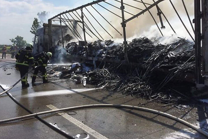 Kameraden der Feuerwehr löschen den Lkw, können ihn aber nicht mehr retten. Genau wie der Pkw brennt er komplett aus.