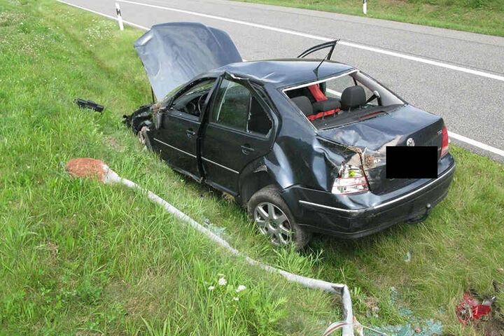 Beide Insassen des Autos kamen verletzt ins Krankenhaus.