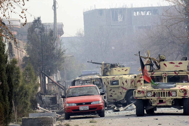 Sicherheitskräfte am Ort des Anschlags in der afghanischen Stadt Dschalalabad.