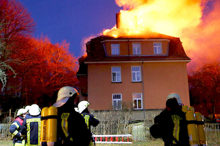 Um 19 Uhr waren die Kameraden der Feuerwehr noch dabei, den Brand zu löschen.