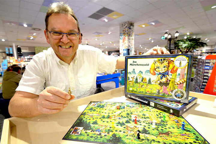 Ralf Viehweg (56), Inhaber des Spielwarengeschäfts "Rabattz", präsentiert die Neuauflage des DDR-Spiels „Im Märchenwald“.