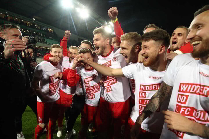 Die Spieler des 1. FC Köln feiern den Aufstieg am Montagabend in Fürth.