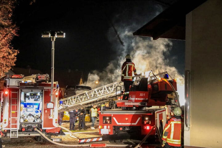 Das Feuer drohte auf ein Wohnhaus überzugreifen.