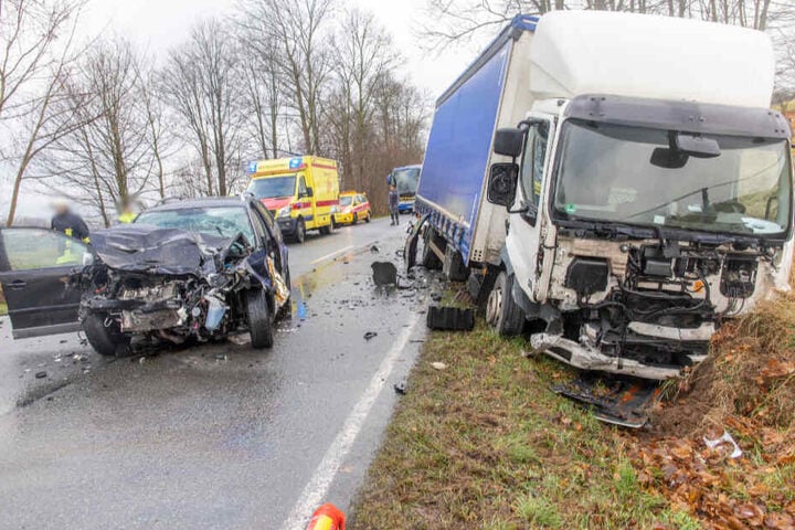 Die Fahrerin des VW Polo wurde bei dem Unfall schwer verletzt.