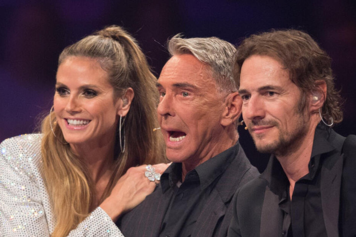 Heidi Klum mit ihren beiden Juroren-Kollegen Wolfgang Joop (m.) und Thomas Hayo (r.) im Finale von GNTM 2017.
