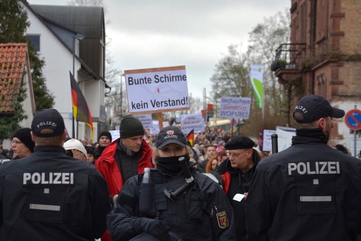 Die Polizei ist mit einem Großaufgebot vor Ort.