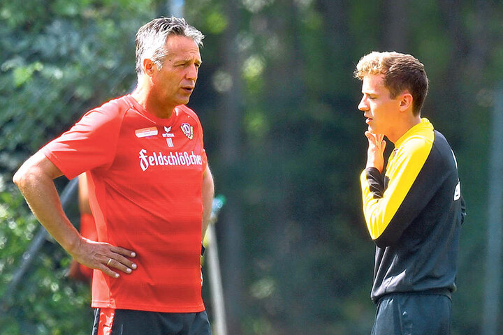 Niklas Hauptmann (r.) im Gespräch mit Coach Uwe Neuhaus.