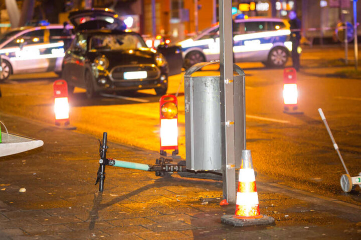 Der Fahrer des E-Scooters wurde schwer verletzt.