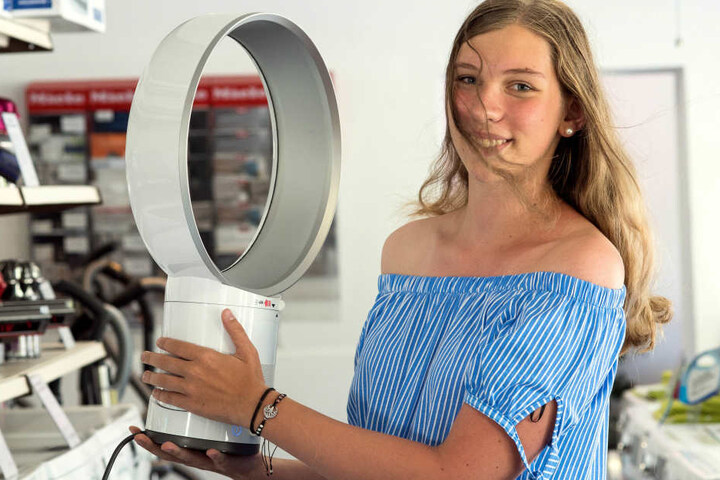 Alina Engel (16) vom Elektrohaus Engel in Adelsberg hält den vielleicht letzten Ventilator in den Händen, der über Chemnitzer Ladentheken geht. Das Hightech-Exemplar wird allerdings nur verliehen.