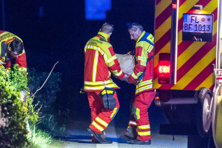 Feuerwehrleute bergen den 46 Kilogramm schweren Feldstein (Archivbild).