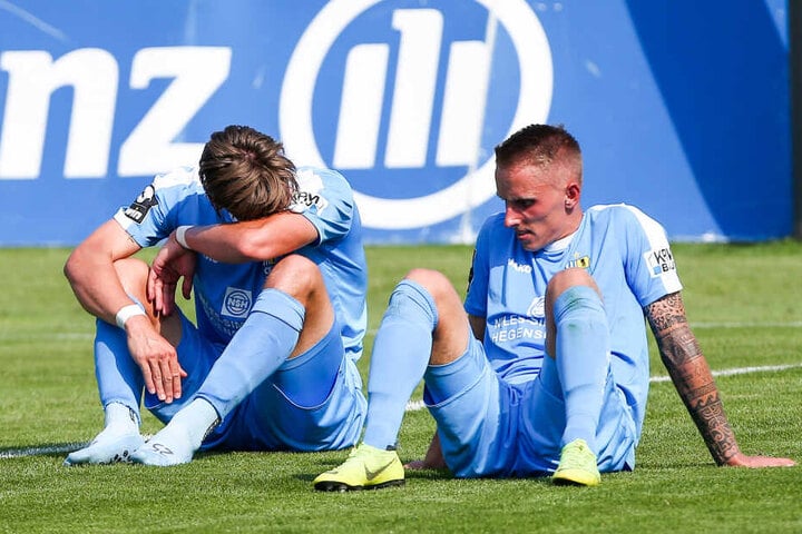 Sören Reddemann (l.) und Paul Milde saßen nach Abpfiff enttäuscht auf dem Rasen.