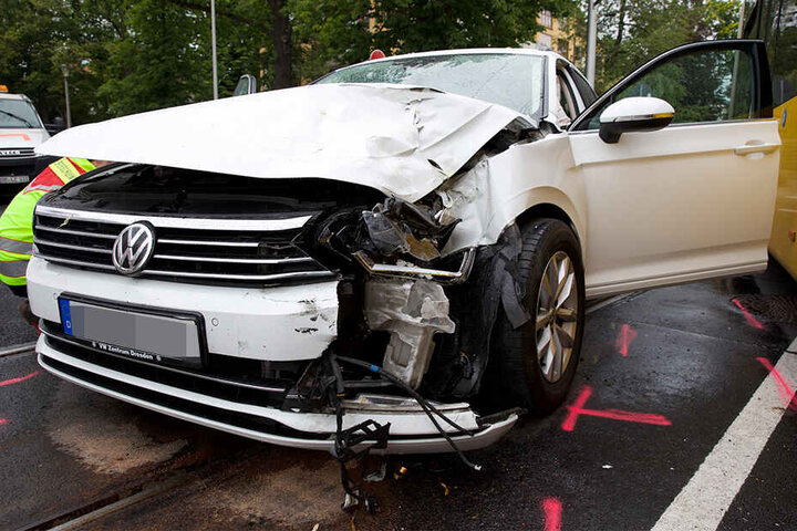 Der VW wurde vorne links erheblich beschädigt.